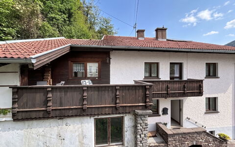 Ferienhaus Christl: Tür, Hütte, Balkon, Daylighting, Bergdorf