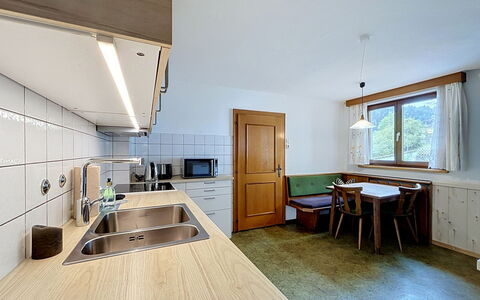 Ferienhaus Christl: Decke, Interior Design, Flooring, Zimmer, Fussboden, Cabinetry, Hartholz, Light Fixture, Holzbeize, Stuhl