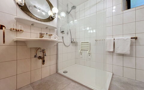 Ferienhaus Christl: Badezimmer, Interior Design, Armatur, Flooring, Fussboden, Dusche, Installation, Bad Sink, Zapfhahn, Duschkopf