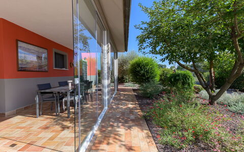 Red House: Schatten, Garten, Gartenmöbel, Glas, Landscaping, Terrasse, Garten, Outdoor Struktur, Hinterhof, Walkway