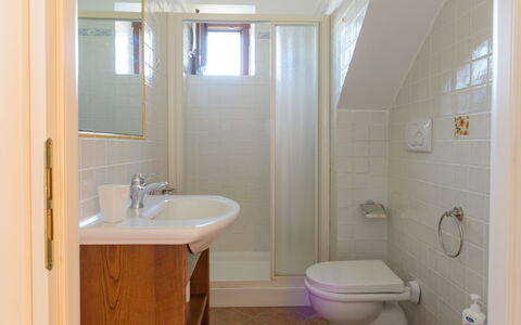 Red House: Badezimmer, Flooring, Bad Sink, Armatur, Fussboden, Wand, Interior Design, Sinken, Zapfhahn, Zimmer