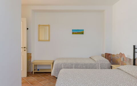 Red House: Möbel, Interior Design, Schlafzimmer, Fussboden, Flooring, Decke, Bett, Bedding, Bettdecke, Zimmer