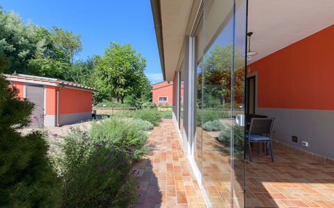 Red House: Schatten, Garten, Hinterhof, Backstein, Estate, Garten, Landscaping, Hazienda, Daylighting, Hof