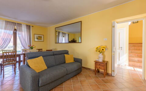 Red House: Möbel, Interior Design, Flooring, Fussboden, Couch, Wohnzimmer, Zimmer, Decke, Beleuchtung