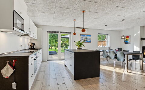Nina - 600M from the Sea: Flooring, Holz, Decke, Fussboden, Interior Design, Möbel, Küche, Light Fixture, Countertop, Stuhl