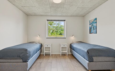 Nina - 600M from the Sea: Decke, Fussboden, Flooring, Schlafzimmer, Zimmer, Wohnung, Bettrahmen, Bett, Bedding, Bettdecke