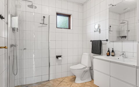 Anarosa - 6Km from the Sea: Flooring, Armatur, Fussboden, Interior Design, Badezimmer, Toilette, Toilleten Sitz, Sinken, Badezimmerschrank, Decke