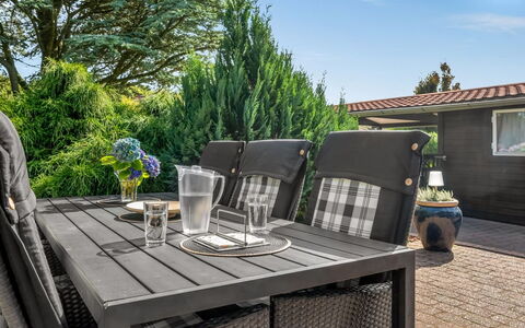 Anarosa - 6Km from the Sea: Möbel, Gartenmöbel, Stuhl, Tabelle, Tisch Im Freien, Küche & Esszimmer Tisch, Garten, Terrasse, Schatten, Blumentopf
