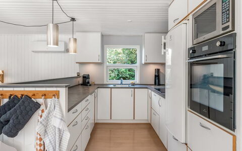 Aisa - 200M from the Sea: Küche, Countertop, Küchengerät, Interior Design, Holz, Cabinetry, Flooring, Major Appliance, Decke, Sinken