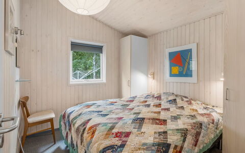 Aisa - 200M from the Sea: Holz, Interior Design, Decke, Schlafzimmer, Fussboden, Zuhause, Zimmer, Bettdecke, Bett, Bedding