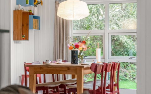 Aisa - 200M from the Sea: Möbel, Interior Design, Flooring, Holz, Tabelle, Stuhl, Light Fixture, Fussboden, Küche & Esszimmer Tisch, Esszimmer