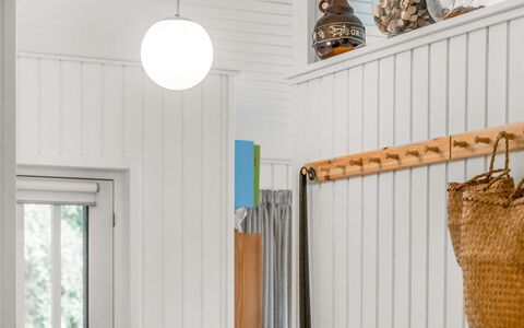 Aisa - 200M from the Sea: Interior Design, Light Fixture, Zimmer, Natürliches Material, Holzbeize, Lampe, Planke, Lampenschirm, Leuchter