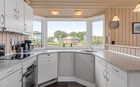Taneli - 400M from the Sea: Küche, Interior Design, Holz, Decke, Flooring, Countertop, Küchengerät, Cabinetry, Fussboden, Beleuchtung