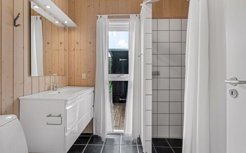 Taneli - 400M from the Sea: Flooring, Wand, Fussboden, Armatur, Holz, Interior Design, Sinken, Decke, Badezimmer, Installation