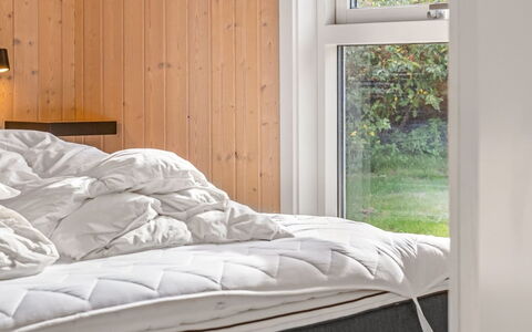 Taneli - 400M from the Sea: Schlafzimmer, Linens, Bettdecke, Bedding, Bett, Bettrahmen, Matratze, Hartholz, Duvet