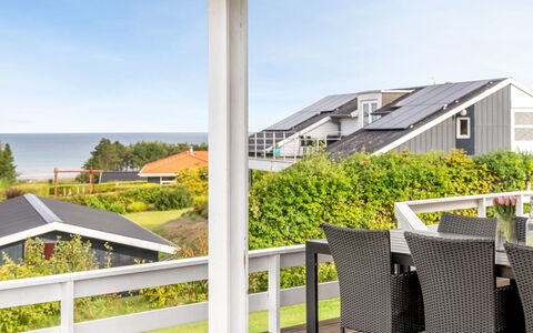 Taneli - 400M from the Sea: Holz, Veranda, Zuhause, Balkon, Deck, Geländer, Schatten, Hartholz, Holzbeize, Estate