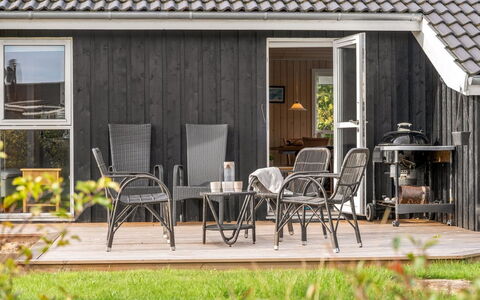 Taneli - 400M from the Sea: Holz, Möbel, Gartenmöbel, Hartholz, Stuhl, Tür, Blumentopf, Planke, Veranda, Deck