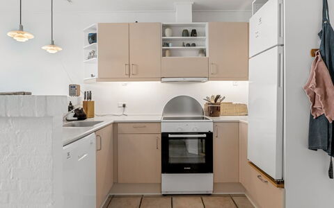 Jela - 10M from the Sea: Küchengerät, Küche, Countertop, Cabinetry, Möbel, Interior Design, Major Appliance, Flooring, Light Fixture, Haushaltsgerät