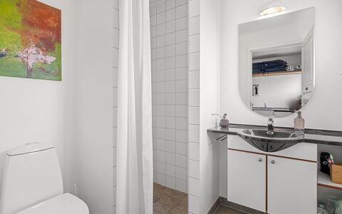 Jela - 10M from the Sea: Armatur, Sinken, Interior Design, Flooring, Fussboden, Bad Sink, Zapfhahn, Badezimmer, Toilette, Installation