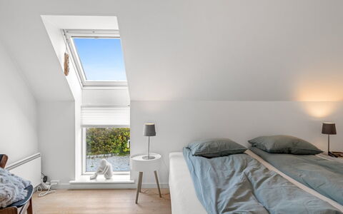 Jela - 10M from the Sea: Decke, Interior Design, Schlafzimmer, Fussboden, Zuhause, Dachboden, Bett, Linens, Zimmer, Bettdecke