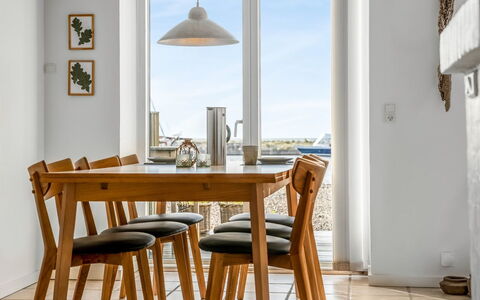 Jela - 10M from the Sea: Möbel, Tabelle, Flooring, Holz, Interior Design, Stuhl, Esszimmer, Küche & Esszimmer Tisch, Fussboden, Holzbeize