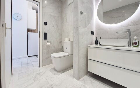 Franz Josef: Flooring, Fussboden, Interior Design, Armatur, Decke, Badezimmer, Spiegel, Installation, Fliese, Sinken