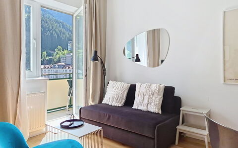Franz Josef: Möbel, Interior Design, Zimmer, Flooring, Fussboden, Wohnung, Couch, Wohnzimmer, Zuhause, Decke