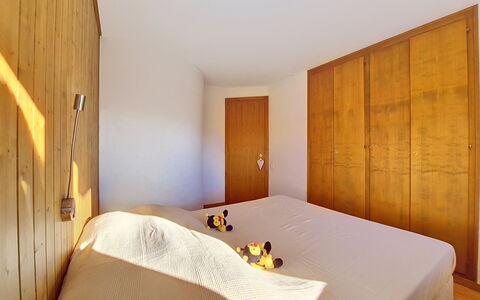 Valdemosa: Flooring, Wand, Holz, Fussboden, Interior Design, Schlafzimmer, Bett, Decke, Zimmer, Bettdecke