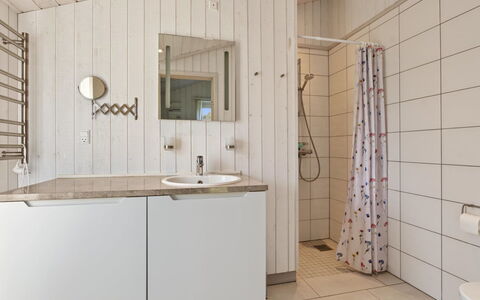 Sighrik - 600M from the Sea: Flooring, Armatur, Wand, Fussboden, Interior Design, Holz, Badezimmer, Sinken, Zapfhahn, Installation