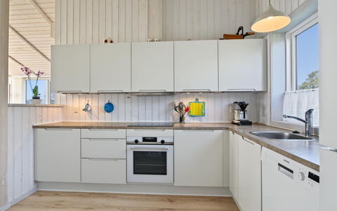 Sighrik - 600M from the Sea: Küche, Countertop, Küchengerät, Flooring, Major Appliance, Interior Design, Holz, Cabinetry, Möbel, Spüle