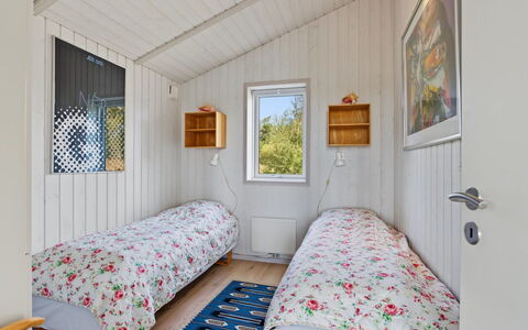 Sighrik - 600M from the Sea: Holz, Zuhause, Tür, Schlafzimmer, Hütte, Farbe, Bedding, Bett, Bettrahmen, Bettdecke