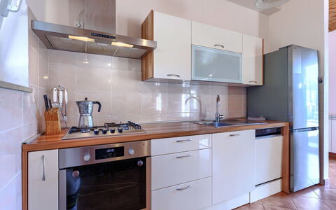 Istria Serenity: Küchengerät, Küche, Countertop, Cabinetry, Major Appliance, Flooring, Herd, Haushaltsgerät, Holz, Herd