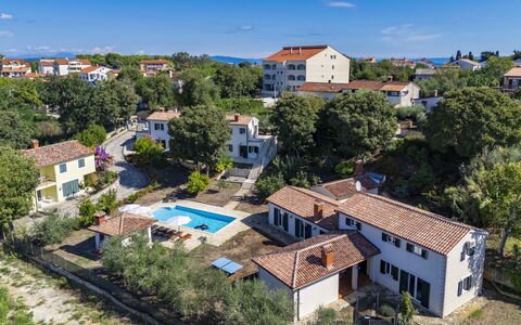 Istria Serenity: Gebäude, Wohngebiet, Haus, Zuhause, Estate, Dach, Schwimmbad, Menschliche Siedlung, Resort, Vorort