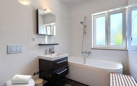 Istria Serenity: Badezimmer, Armatur, Interior Design, Flooring, Badewanne, Fussboden, Zapfhahn, Sinken, Installation, Bad Sink