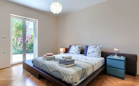 Istria Serenity: Bett, Möbel, Interior Design, Bedding, Schlafzimmer, Bettdecke, Fussboden, Flooring, Wand, Zimmer