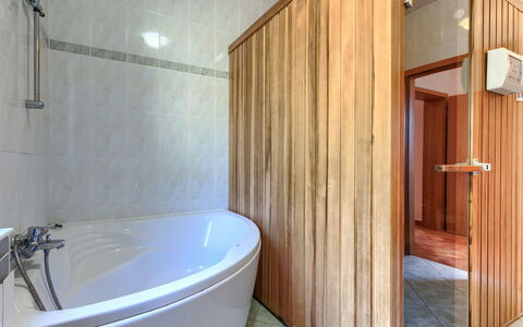 Istria Serenity: Badezimmer, Flooring, Fussboden, Armatur, Holz, Interior Design, Badewanne, Installation, Zapfhahn, Dusche