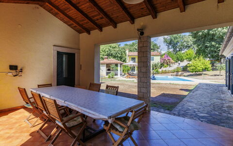Istria Serenity: Möbel, Flooring, Gartenmöbel, Resort, Schatten, Tür, Stuhl, Schwimmbad, Hinterhof, Estate