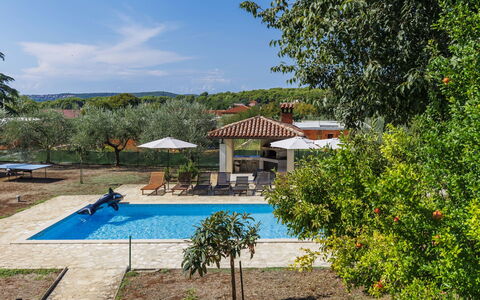 Istria Serenity: Schwimmbad, Resort, Eco Hotel, Gartenmöbel, Hazienda, Schatten, Estate, Regenschirm, Thermae, Villa