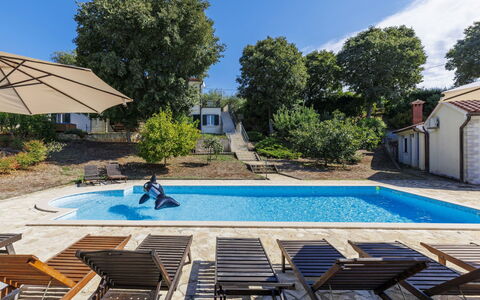 Istria Serenity: Blau, Schwimmbad, Freizeit, Erholung, Resort, Schatten, Urlaub, Gartenmöbel, Eco Hotel, Estate