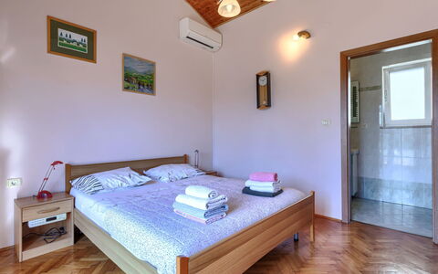 Istria Serenity: Bett, Schlafzimmer, Fussboden, Holz, Flooring, Bettdecke, Interior Design, Bedding, Möbel, Decke