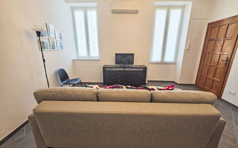 Due Passi: Möbel, Interior Design, Flooring, Couch, Fussboden, Holz, Zimmer, Wohnzimmer, Beleuchtung, Wohnung
