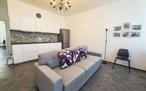 Due Passi: Möbel, Interior Design, Flooring, Fussboden, Couch, Holz, Zimmer, Decke, Wohnzimmer, Beleuchtung