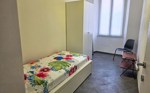 Due Passi: Bett, Schlafzimmer, Fussboden, Flooring, Bettdecke, Interior Design, Bedding, Möbel, Bettrahmen, Zimmer