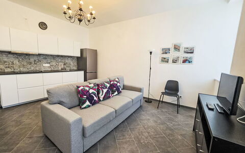 Due Passi: Möbel, Flooring, Interior Design, Fussboden, Couch, Zimmer, Decke, Beleuchtung, Wohnung, Wohnzimmer