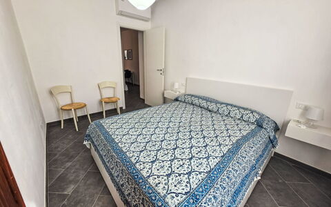 Due Passi: Schlafzimmer, Fussboden, Bett, Flooring, Bettdecke, Bedding, Interior Design, Bettrahmen, Zimmer, Wohnung
