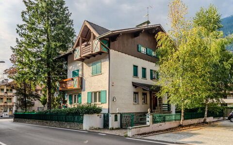 Dorian: Gebäude, Fenster, Die Architektur, Haus, Wohngebiet, Zuhause, Balkon