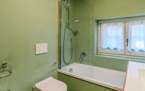 Dorian: Badezimmer, Armatur, Badewanne, Wand, Flooring, Interior Design, Fussboden, Zapfhahn, Toilette, Installation