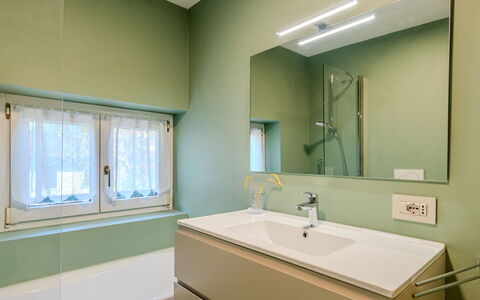 Dorian: Wand, Interior Design, Flooring, Armatur, Badezimmer, Fussboden, Decke, Installation, Badezimmerschrank, Zapfhahn