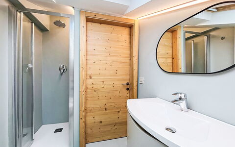 Dorian: Flooring, Armatur, Holz, Interior Design, Fussboden, Badezimmer, Decke, Bad Sink, Installation, Zapfhahn