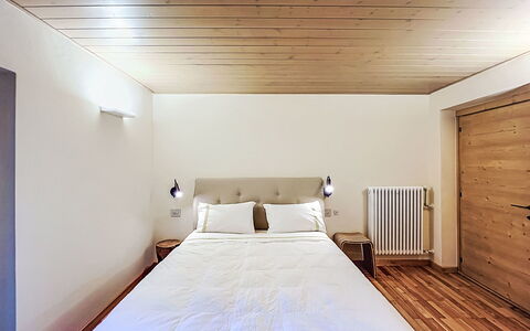 Dorian: Bett, Wand, Flooring, Interior Design, Schlafzimmer, Holz, Fussboden, Decke, Bettdecke, Möbel